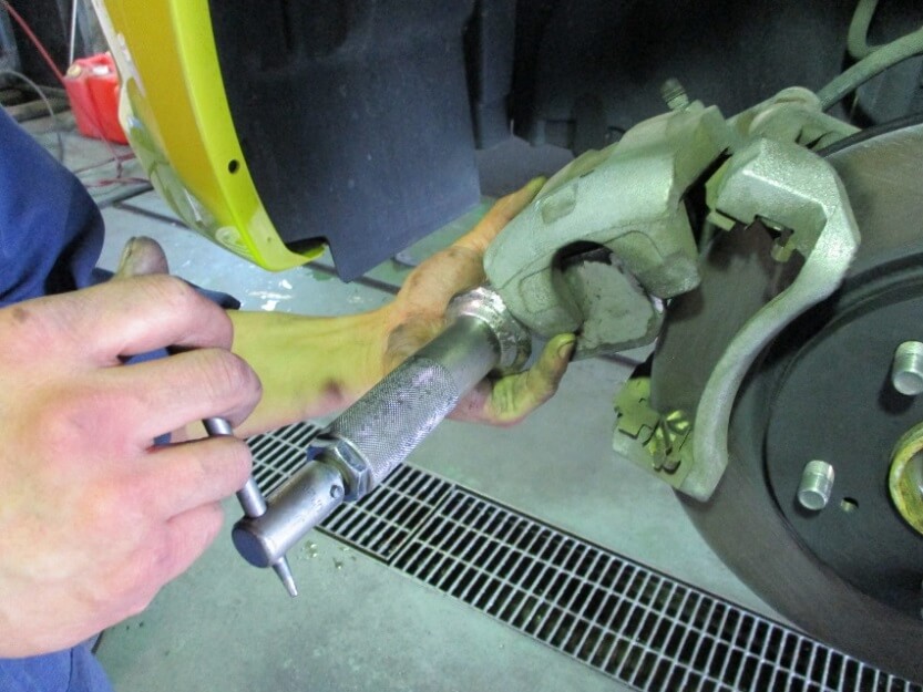 ローターを取付け後、キャリパーピストンを専用工具で押し縮めておきます。