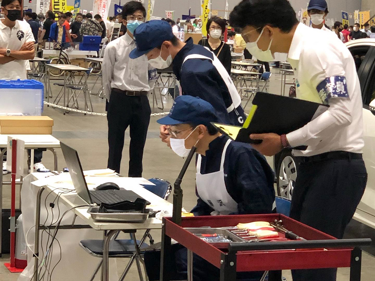 第40回神整商・神整振フェスティバルで行われた第37回神奈川県自動車整備技能競技大会の開会式の様子