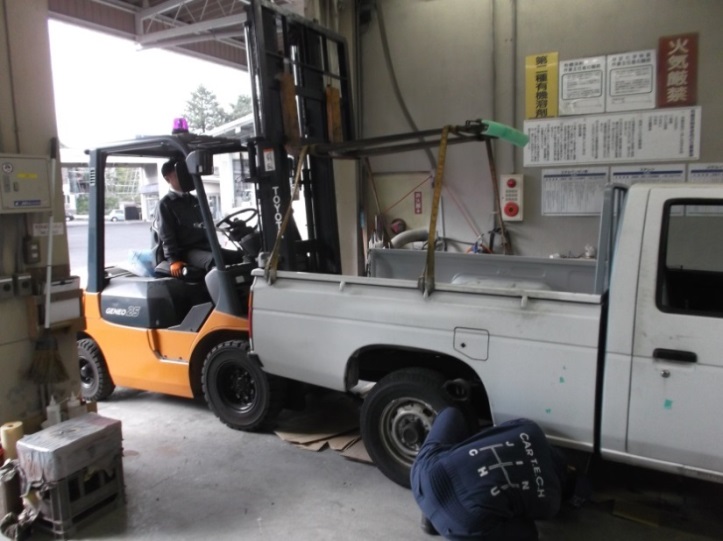 キャビンの背中(荷台との間)もキッチリ仕上げたいので荷台を外しちゃいます!