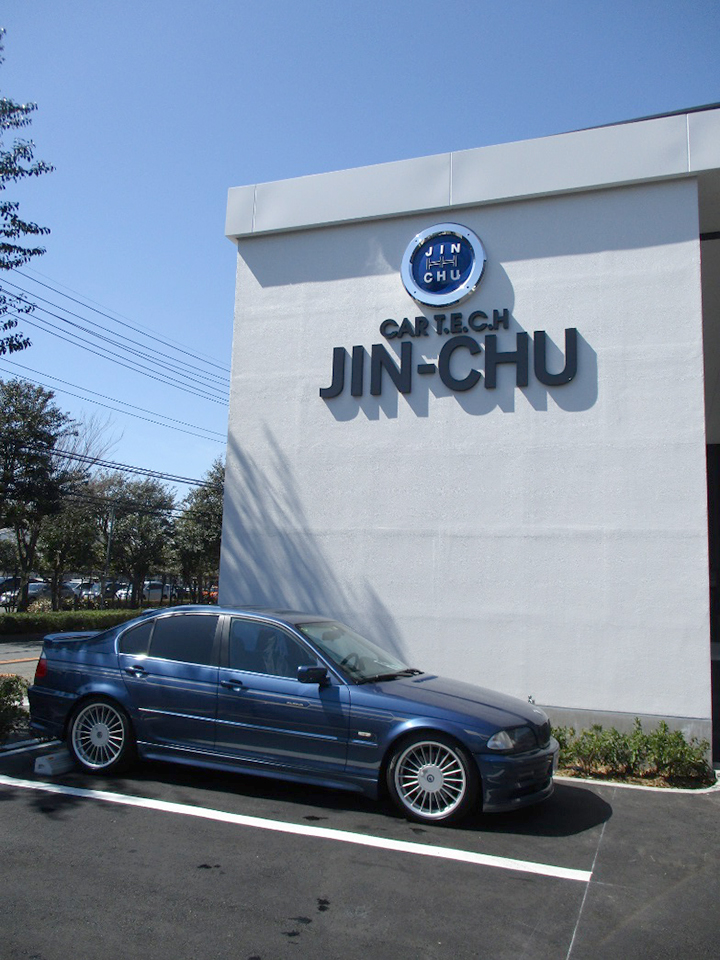 20スポーク大径ホイールとデコレーションストライプが「アルピナ」の証