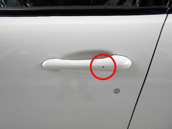 まず1点目はD席側ドアハンドルの塗装の「欠け」の修理