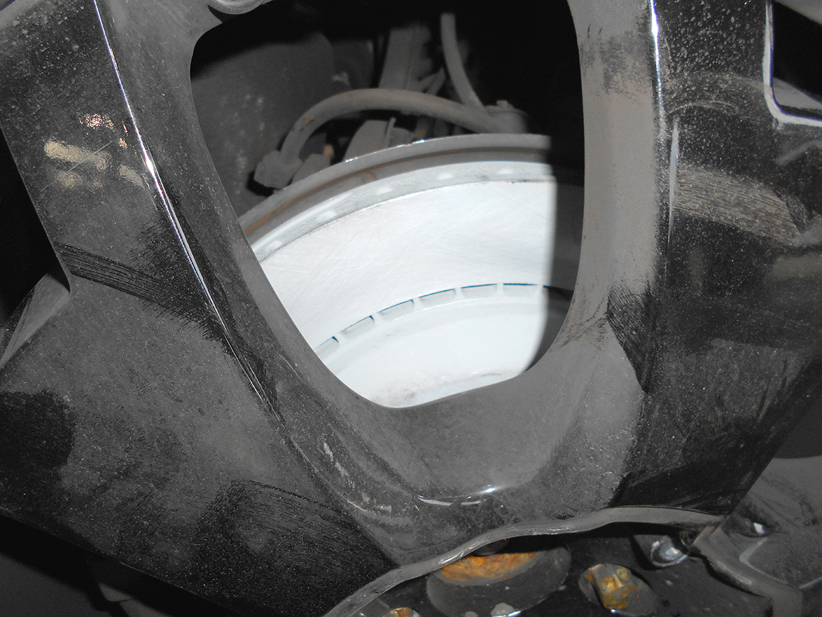 錆びやすいため、純正ローターには粉末状の防錆剤が塗布されています。