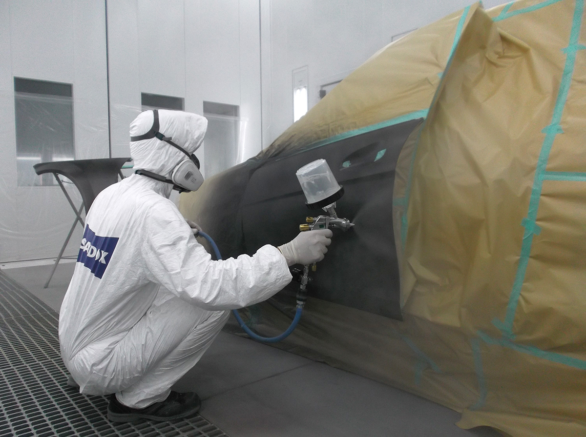 本塗りに入ります。塗料はベンツ、BMW、アウディなどドイツ車が使用している「スタンドックス」水性塗料です。