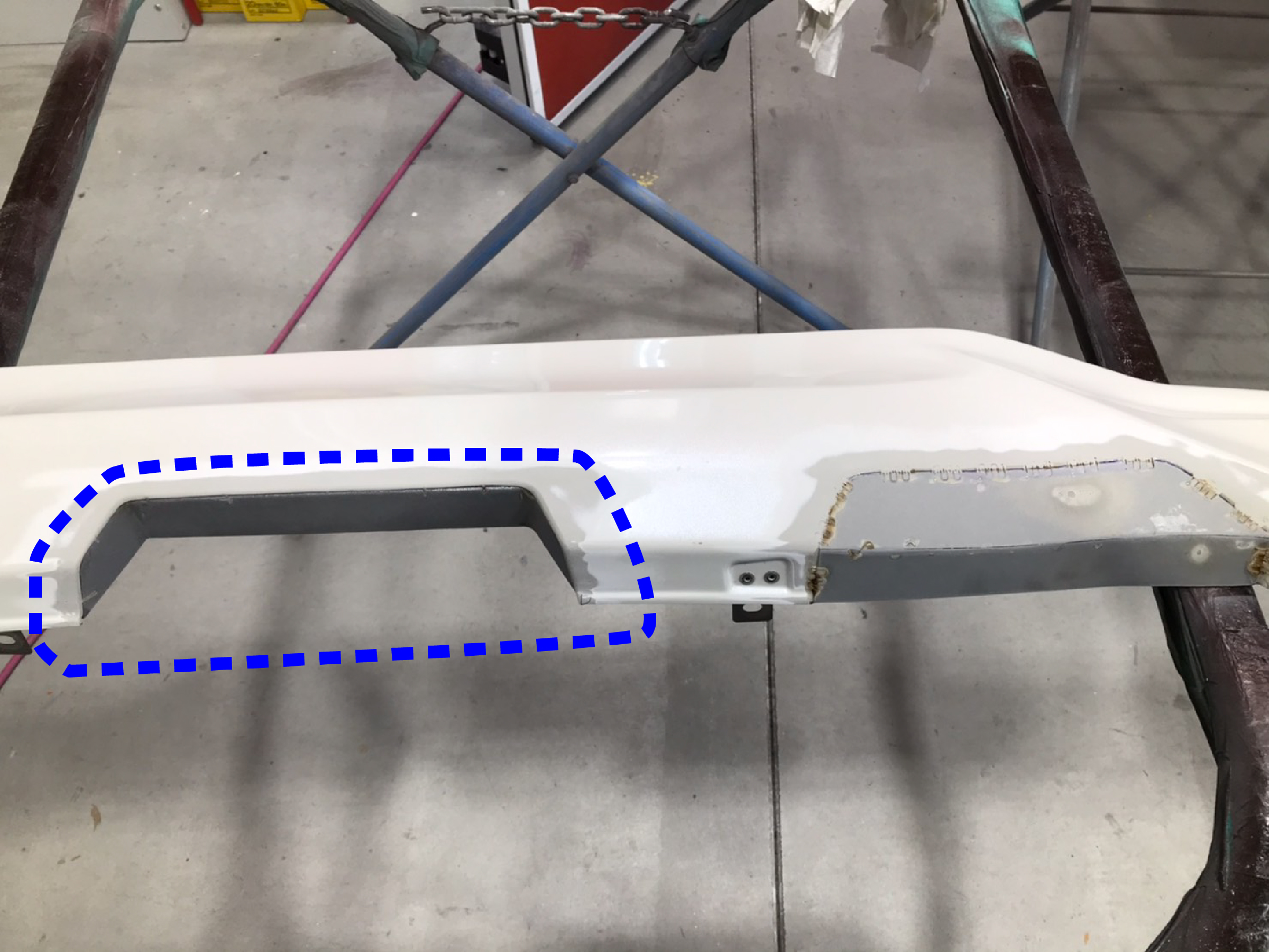 センターの位置をカットし、その端をきれいに中に折り込み、廃材になったABS樹脂バンパーをこの形に成型