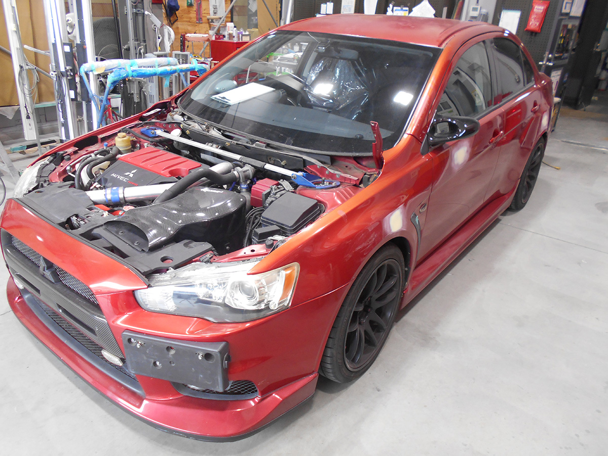 ボンネットなど外されていく様子