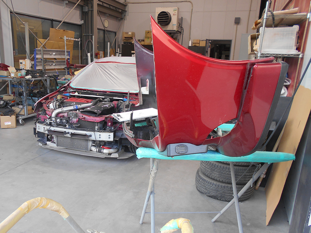 フロントバンパーが外されたランサーエボリューション