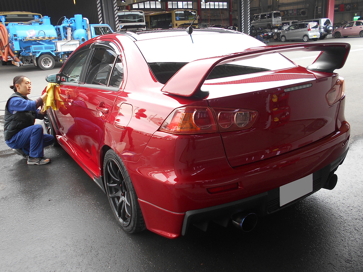 塗装乾燥後、段階的な「磨き」工程