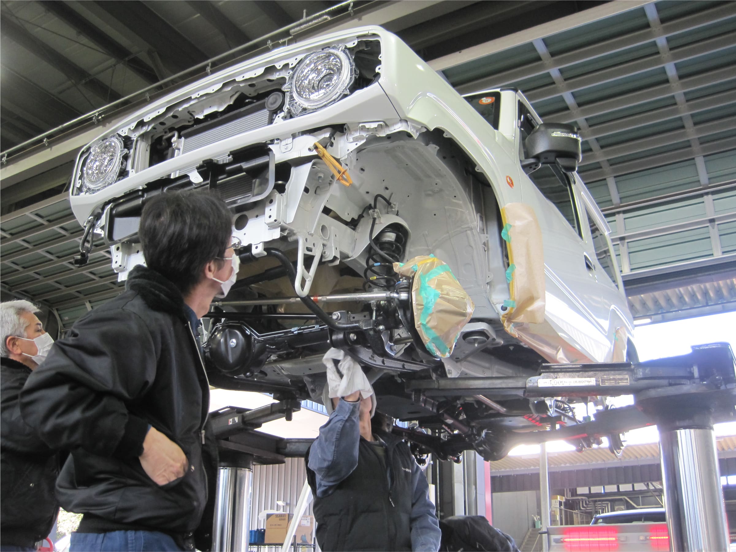 リフトアップを行い、下廻り防錆塗装「サビキラー：ラストロックシステム」の準備中