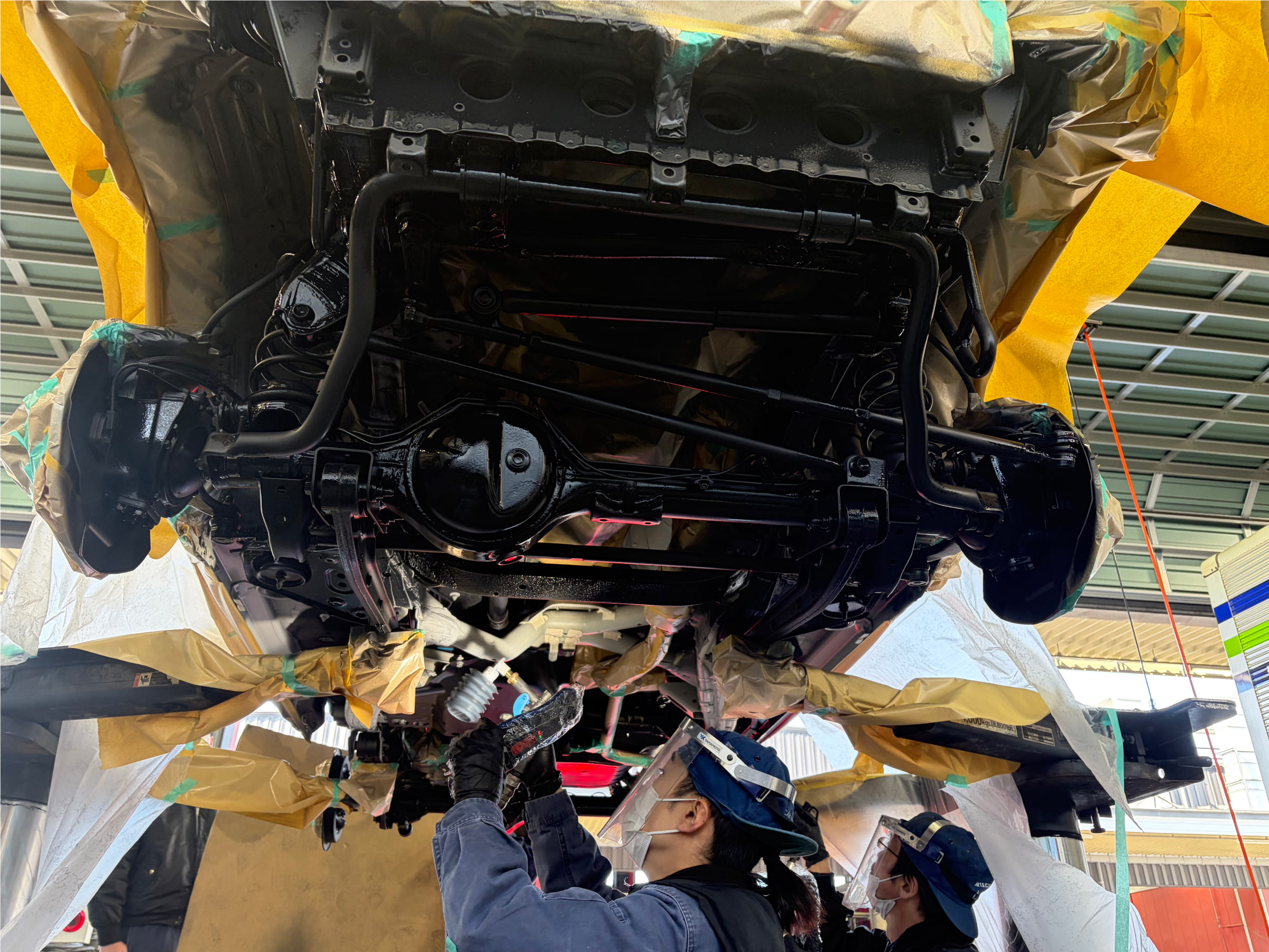 塗料を吹いている様子