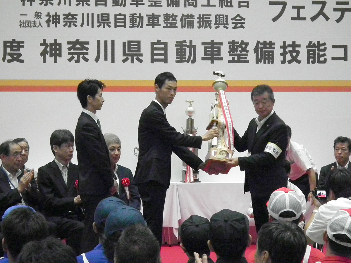 前回優勝者(カーテック神中社員)による優勝旗の返還も行われました。