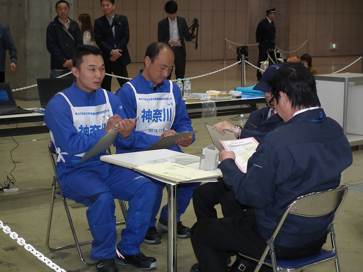 号砲と共にスタート!まずはお客様役の審査員にご挨拶した後、アドバイザー競技である問診から始めます。