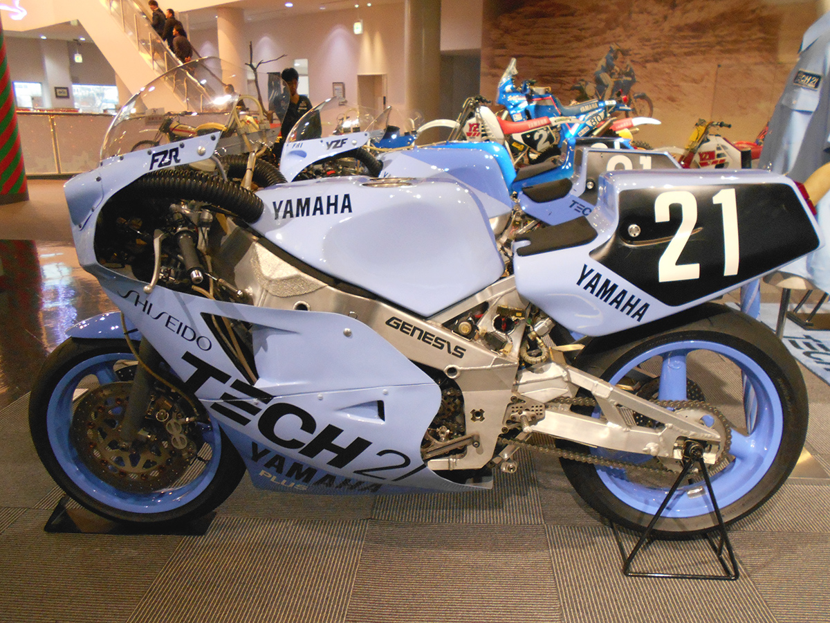 1985年／レースマシン　FZR750（0W74）