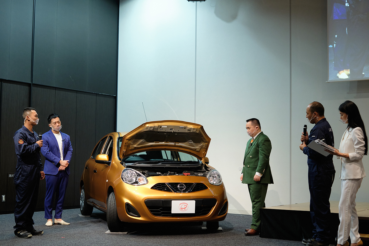 M1グランプリチャンピオンのミルクボーイの駒場孝さんと内海崇さんが登場する場面で、弊社社員2名が点検整備デモンストレーションに参加