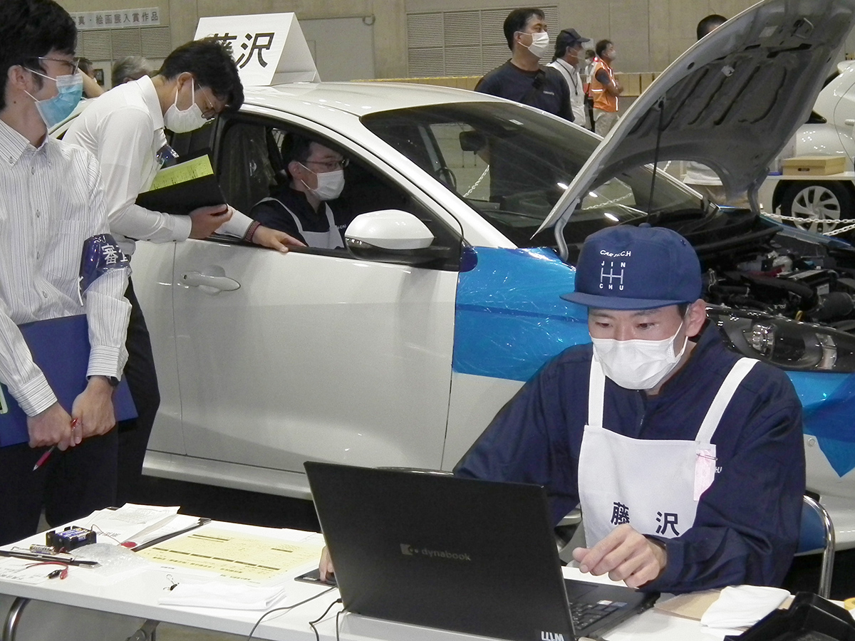 問診結果を元に実車にて点検・整備を行っていきます。