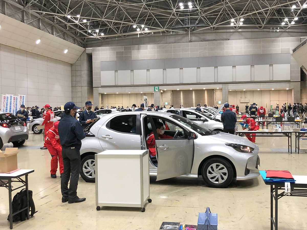 車に乗り込む時は脱帽する必要があります。